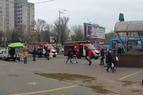 В киевском метро на станции "Голосеевская" загорелся поезд