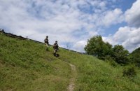 Пограничники нашли 10-летнего мальчика, который потерялся в горах на Закарпатье 