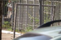 В Мариуполе водитель Volkswagen протаранил двое ворот во дворе СБУ, уходя от погони