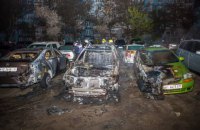 На стоянке в Днепре загорелся автомобиль с двумя людьми внутри