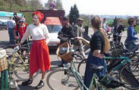 По Киеву проехали велосипедисты в цилиндрах и на каблуках