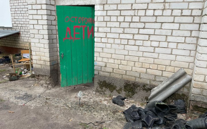 Прокуратура назвала імена 8 окупантів, що утримували в підвалі школи на Чернігівщині 300 місцевих мешканців