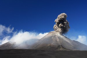 Извержение вулкана Этна произошло на Сицилии