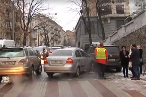 В Киеве на Лютеранской автомобиль с мертвым водителем устроил ДТП
