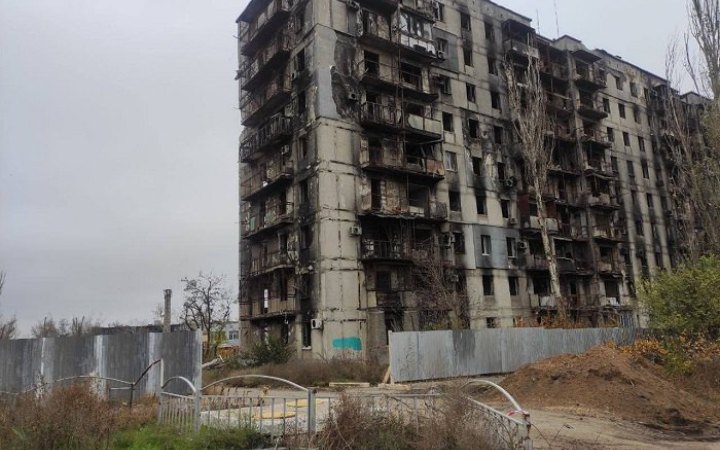 У Маріуполі окупанти викидають рештки тіл загиблих цивільних у будівельне сміття