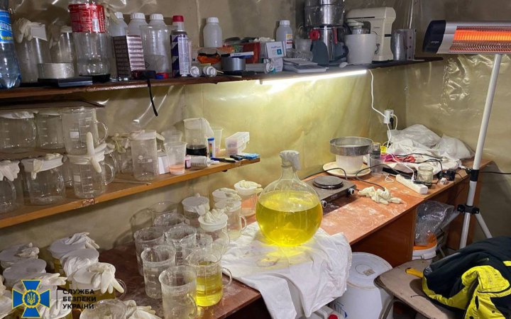 СБУ виявила у Києві підпільний склад з понад чотирма тоннами прекурсорів та знешкодила наркокартель на Черкащині