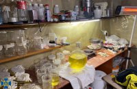 СБУ виявила у Києві підпільний склад з понад чотирма тоннами прекурсорів та знешкодила наркокартель на Черкащині