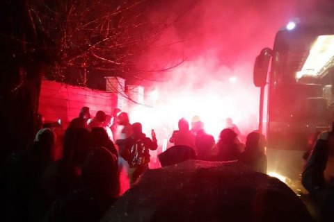 Под дом Порошенко в Козине привезли "титушек"