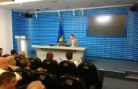 Молодые люди в спортивных костюмах не пустили депутатов к Януковичу