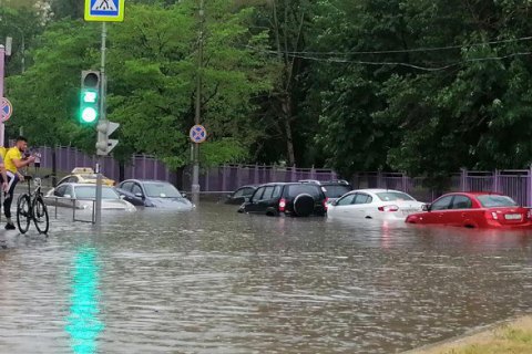 Москву залило дождем, улицы и метро подтоплены