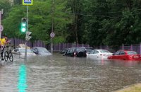 Москву залило дождем, улицы и метро подтоплены