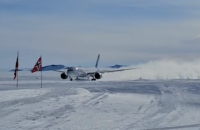 В Антарктиді вперше приземлився великий пасажирський літак Boeing 787