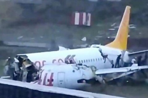 Самолет авиакомпании Pegasus потерпел крушение в аэропорту Стамбула (обновлено)