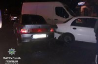 В Ровно патрульные спасли от самосуда пьяную женщину-водителя, протаранившую четыре авто