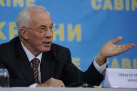 Азаров обещает студентам "тринадцатую стипендию"