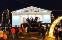 У центрі Маріуполя впала новорічна ялинка