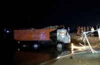 В Одессе КамАЗ скатился со склона прямо в море