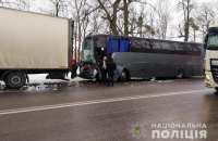 ​На Вінниччині сталася ДТП за участю пасажирського автобуса, чотирьох вантажівок і двох легковиків
