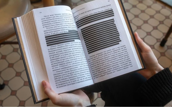 Чорні рядки замість тексту: у Росії цензура застосовує "блекаути" у книжках