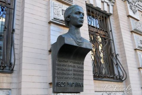 В Киеве украли бронзовый бюст Леси Украинки