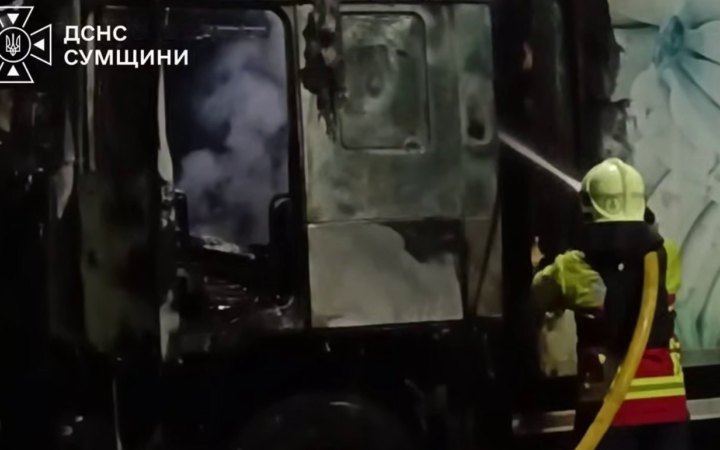 У Сумах російський дрон влучив у вантажівку