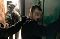 У Києві затримали групу осіб, які били та калічили підприємця, вимагаючи криптовалюту