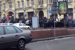 У одного из "киевлян", пришедших разбирать баррикаду на Крещатике, случился эпилептический припадок