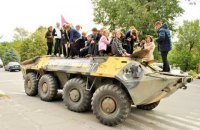 Миколаївські школярі передали морпіхам відремонтований БТР