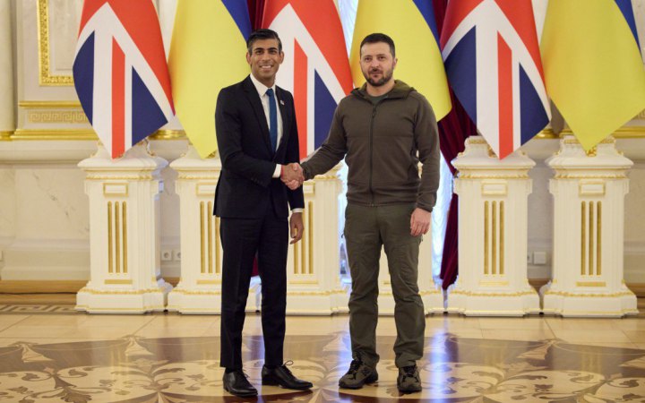 Сунак дозволив відправити партію танків до України