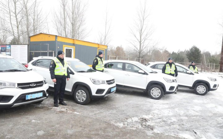 Американська письменниця передала автомобілі для підтримки безпеки в Зоні відчуження
