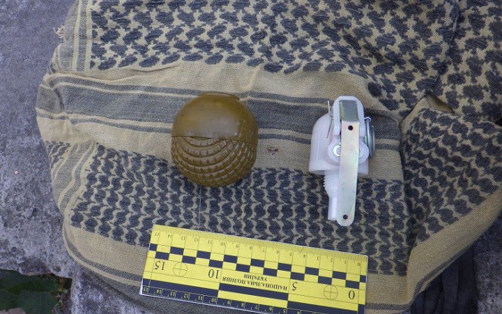 Столичні поліцейські вилучили у чоловіка гранату