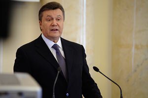 Янукович поручил правительству повысить пенсии