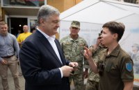 Порошенко: нужно не допустить удара в спину украинским воинам