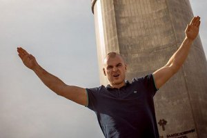 Московский суд заочно арестовал националиста Тесака