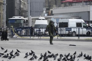 В центре Стамбула женщина открыла стрельбу из пулемета по полицейским