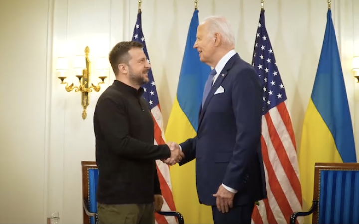 Зеленський і Байден почали переговори в Парижі. Президент США перепросив за затримку з допомогою і оголосив новий пакет