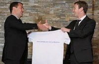 Цукерберг встретился с Медведевым и подарил ему футблку