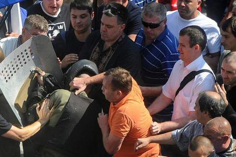 Тягнибока засняли при применении силы к бойцу Нацгвардии (обновлено)
