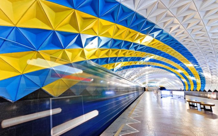 Через російські обстріли на станції метро у Харкові протікає стеля