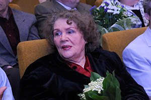Лина Костенко пообещала выйти на баррикады