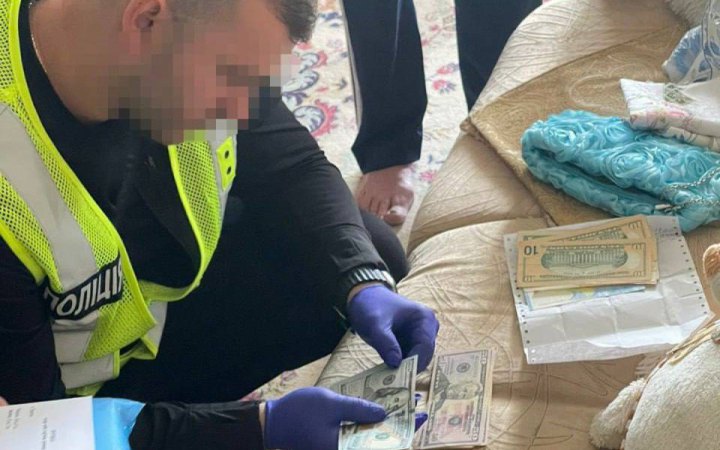 На Тернопільщині працівницю міграційної служби спіймали на отриманні хабаря за сприяння у виїзді за кордон