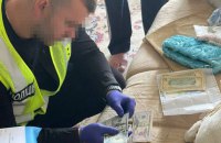 На Тернопільщині працівницю міграційної служби спіймали на отриманні хабаря за сприяння у виїзді за кордон