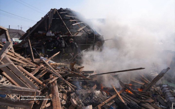 На Запоріжжі ворожий дрон атакував приватне подвір'я, двоє людей поранені