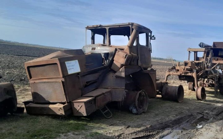 Українські аграрії привезли розстріляну сільськогосподарську техніку на кордон з Польщею