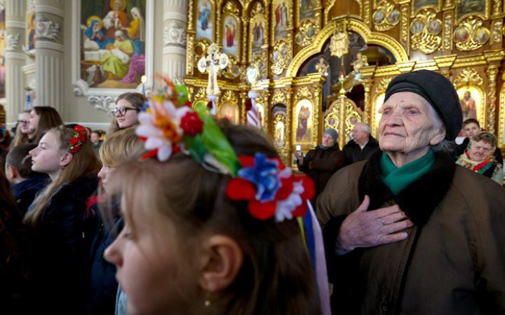 ПЦУ спростувала міф про те, що жінкам не можна заходити до церкви в брюках і з непокритою головою