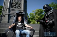 Кандидат у мери столиці Дарт Вейдер показав киянам свій трон