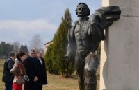 У Львівській області відпиляли руку пам'ятника Франкові