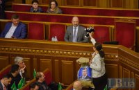 Депутат от "Голоса" подарила новому премьеру Шмыгалю мешок с игрушечными котами