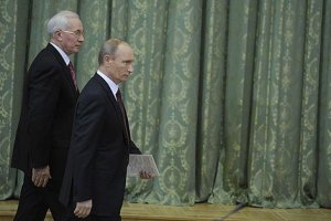 Азаров проводит встречу с российским тандемом