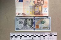 В Киеве задержали двух мошенников, обменявших на гривны 12 тыс. поддельных долларов
